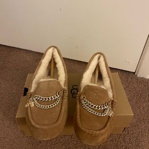 100% Authentic Brand New in Box UGG Ansley Chain Moccasin Slipper